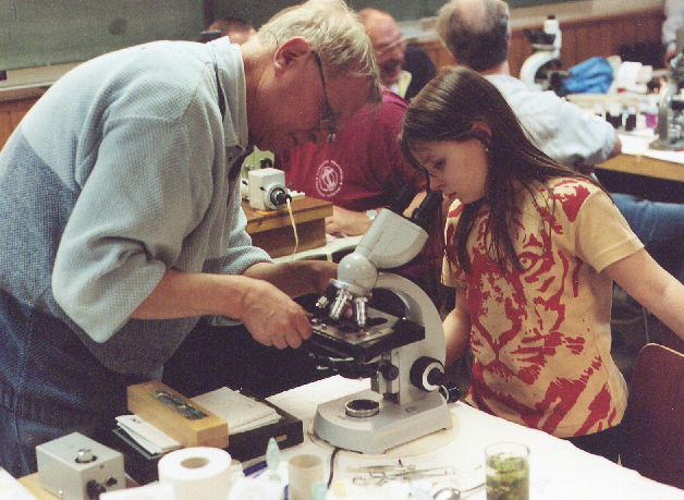 Schulkinder lassen sich im Freizeitheim Wohldenberg die Mikroskopie erklären.